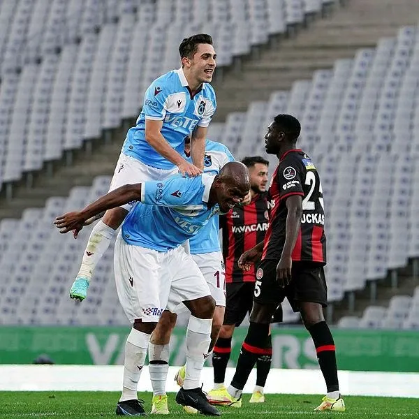 kusursuz-n-besiktas-son-donemde-aldigi-kotu-sonuclarla-taraftarlarini-kahretti-onceki-gun-ahmet-nur-cebi-ve-sergen-yalcin-arasindaki-gorusmenin-detayl-1638227156389.jpeg Zirvede Karadeniz Fırtınası var! Şampiyonluğa adım adım-7