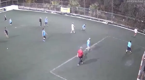 hali-sahada-kalp-krizi-gecirdi-olum-anlari-kamerada-1637416051176.jpg Halı sahada kalp krizi geçirdi! Arkadaşları yardım etti ama...-3