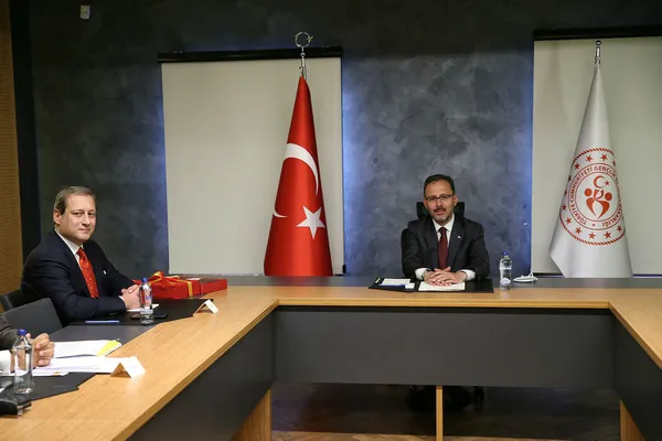 genclik-ve-spor-bakani-mehmet-muharrem-kasapoglu-galatasaray-kulubu-baskani-burak-elmasi-kabul-etti-1626279929369.jpg Gençlik ve Spor Bakanı Mehmet Muharrem Kasapoğlu, Galatasaray Kulübü Başkanı Burak Elmas'ı kabul etti-1