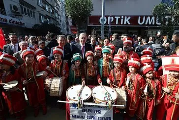 Başkan Recep Tayyip Erdoğan Manisa’da sevgi gösterileriyle karşılandı! Yol kenarında gördüğü mehter takımını kutladı hediyeler dağıttı