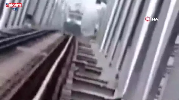 Hindistan'da raylarda video çeken çocuk trenin çarpmasıyla hayatını kaybetti