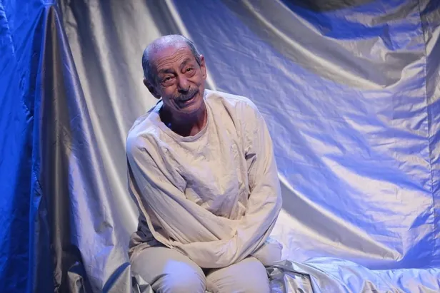 sahnede-rahatsizlandi-herkes-oyun-sandi-genco-erkal-saglik-durumu-nasil-genco-erkal-kimdir-kac-yasinda-1662209562237.jpg Sahnede rahatsızlandı! Herkes oyun sandı! Genco Erkal sağlık durumu nasıl? Genco Erkal kimdir, kaç yaşında?-3