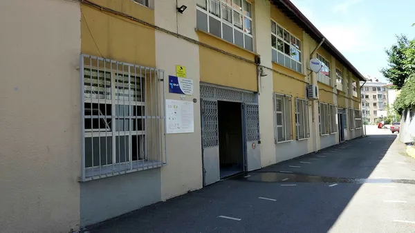 trabzonda-okul-bahcesinde-defalarca-bicaklanan-kadin-yasamini-yitirdi-1623077201745.jpg Trabzon’da okul bahçesinde defalarca bıçaklanan kadın yaşamını yitirdi-3