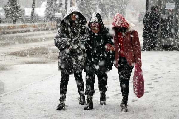 2-aralik-persembe-hava-durumu-meteorolojiden-kar-ve-firtina-uyarisi-istanbula-kar-yagacak-mi-1638415235913.jpg 2 ARALIK PERŞEMBE HAVA DURUMU | Meteoroloji'den kar ve fırtına uyarısı! İstanbul'a kar yağacak mı?-3