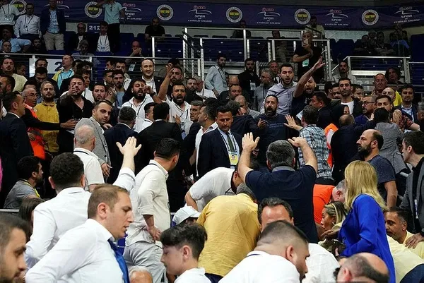 fenerbahce-kongresinde-kavga-uyeler-birbirine-girdi-1687010700178.jpeg
