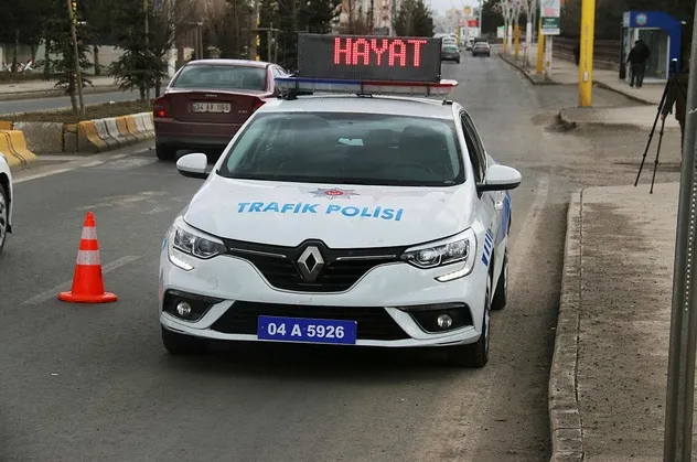 Ağrı'da dikkat çeken görüntü! "Evde kal", "Hayat eve sığar" yazıları polis araçlarının tepe lambalarında
