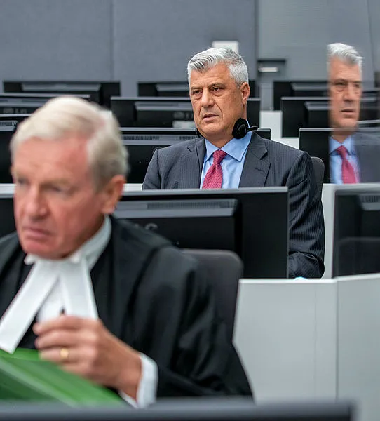 istifa-eden-kosova-cumhurbaskani-hasim-thaci-laheyde-ilk-kez-hakim-karsisina-cikti-1604941071731.jpg İstifa eden Kosova Cumhurbaşkanı Haşim Thaçi, Lahey'de ilk kez hakim karşısına çıktı-2