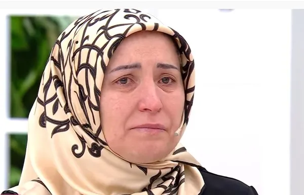 esra-erolda-kahreden-hikaye-zihinsel-engelli-evladini-parka-birakip-kacti-24-yil-sonra-canli-yayinda-kizina-bo-1648054008064.jpg Esra Erol’da kahreden hikaye! Zihinsel engelli evladını parka bırakıp kaçtı! 24 yıl sonra canlı yayında kızına böyle seslendi-3