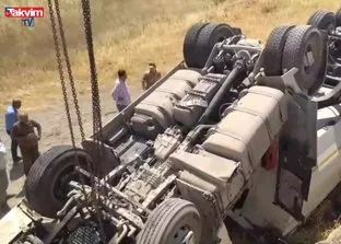 Şanlıurfa’da kum kamyonu devrildi: 2 yaralı