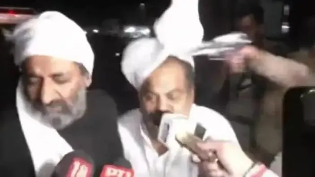 Hindistan'da canlı yayında cinayet! Başlarından vurup mermi yağdırdılar-4