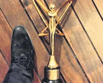 Kelebek ayağa düştü