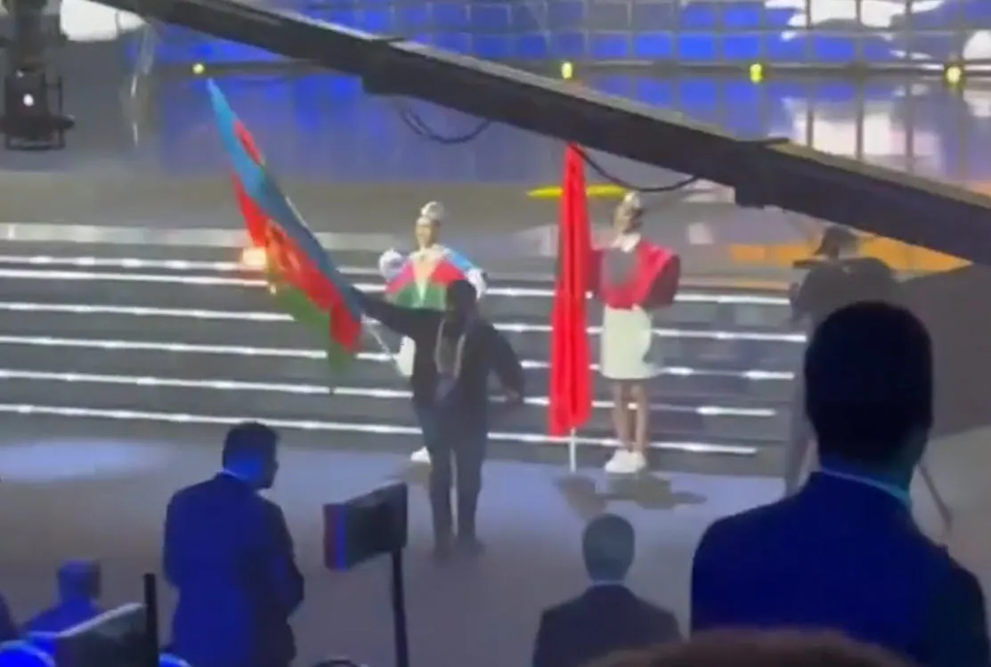 Ermenistan’da skandal! Bayrak yaktılar