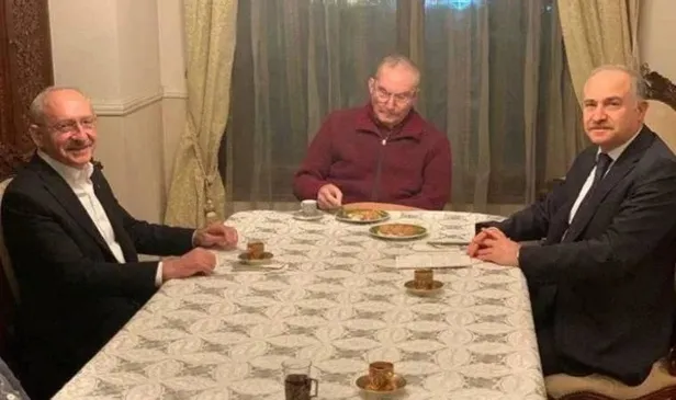 kaset-kumpasi-kurdugu-deniz-baykalin-evine-adaylik-icin-gitti-1672437311704.jpeg Kemal Kılıçdaroğlu kaset kumpası kurduğu Deniz Baykal'ın evine adaylık için gitti!-3