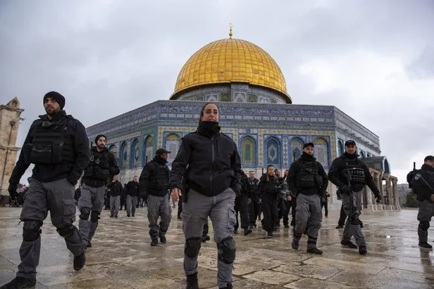 israil-polisinden-buyuk-barbarlik-cumhurbaskani-herzogun-konusmasi-icin-mescid-i-aksada-yatsi-ezanina-engellen-1651613986033.jpeg İsrail polisinden büyük barbarlık! Cumhurbaşkanı Herzog'un konuşması için Mescid-i Aksa'da yatsı ezanı engellendi-5