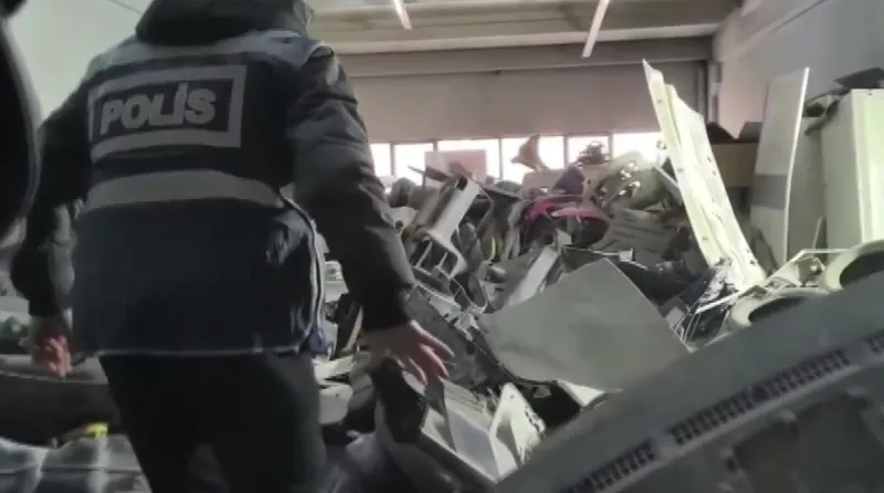 depremzedelerin-otomobillerini-kopyalayan-vicdansiz-sebeke-cokertildi-hasarli-deprem-araclariyla-milyonluk-vur-1776150211213.jpeg Depremzedelerin otomobillerini kopyalayan vicdansız şebeke çökertildi | Hasarlı deprem araçlarıyla milyonluk vurgun-5