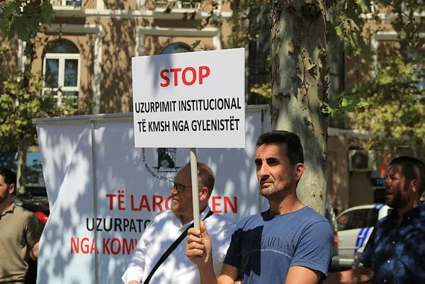 arnavutlukta-feto-protestosu-gulenci-gaspcilar-arnavutluk-islam-birliginden-uzaklastirilsin-1691788294242.jpeg Arnavutluk'ta FETÖ protestosu! "Gülenci gaspçılar Arnavutluk İslam Birliğinden uzaklaştırılsın"-3