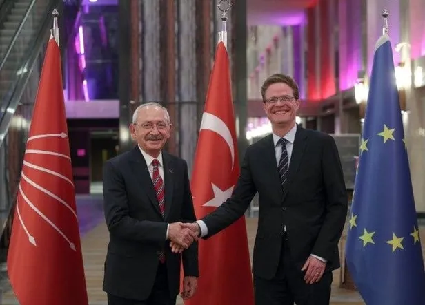 sarachanede-agzi-yanan-kilicdaroglu-icazet-rotasini-yurt-icine-kirdi-30-ocak-oncesi-ab-buyukelcileriyle-manida-1673985284539.jpeg Saraçhane'de ağzı yanan Kılıçdaroğlu icazet rotasını yurt içine kırdı! 30 Ocak öncesi AB büyükelçileriyle manidar görüşme-4