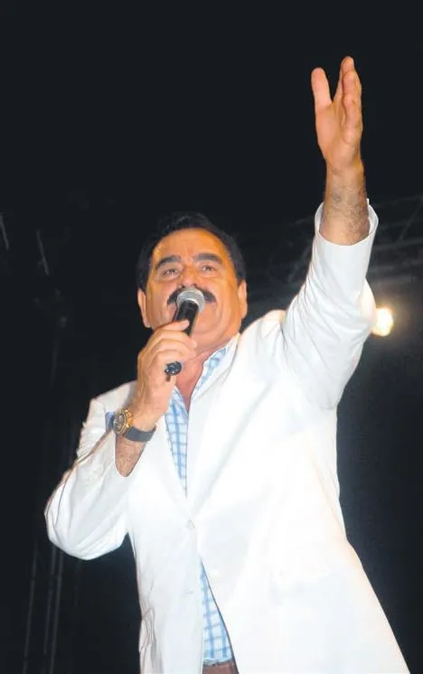 1631312032790.jpeg Hadise mavi elbisesi ile beğeni topladı! Gören dönüp bir daha baktı-21