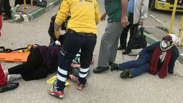 Bursa'da otomobil otobüs durağındaki yayalara çarptı: 5 yaralı-1