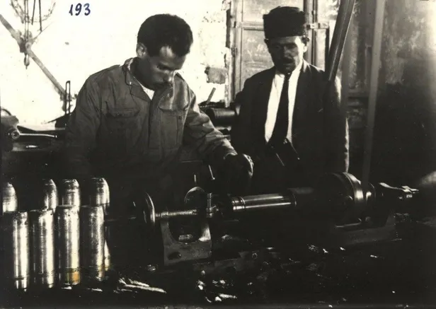 tarihi-fotograflar-msb-milli-mucadele-doneminde-faaliyet-gosteren-askeri-fabrikadan-goruntuler-paylasti-1644525488570.jpeg Tarihi fotoğraflar: MSB, milli mücadele döneminde faaliyet gösteren askeri fabrikadan görüntüler paylaştı-2