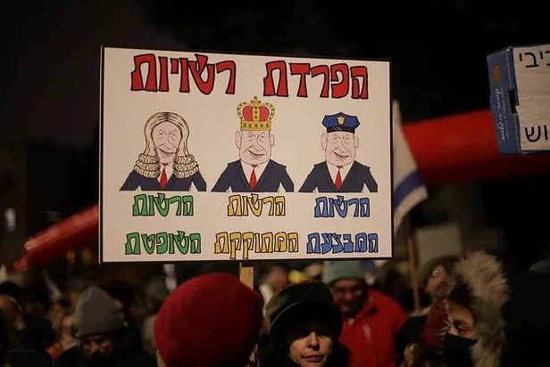 İsrail'de Netanyahu hükümetine karşı kitlesel protestolar yapılıyor: "Diktatörlüğe hayır"-3