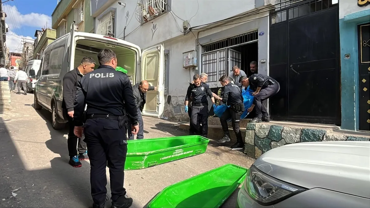 sosyal-medya-fenomeni-cin-aliyi-olduren-kizi-tutuklandi-1777136774014.jpeg Sosyal medya fenomeni “Cin Ali”yi öldüren kızı tutuklandı-3