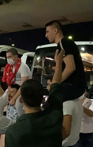 Son dakika: İzmir'de yine aynı görüntü: Sosyal mesafesiz asker uğurlaması