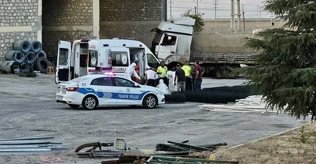 Konya’da feci kaza! Kontrolden çıkan tır 3 araca çarptı: Araçtaki asitten zehirlenen 2 kişi hayatını kaybetti