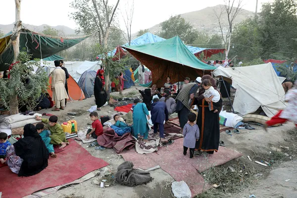afganistanda-taliban-ile-yasanan-savas-halki-goce-zorluyor-binlerce-aile-parklarda-ve-sokaklarda-sefalet-icerisinde-1628931392179.jpg