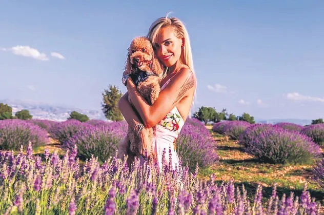 Başı boş sokak köpekleri için Sarıyer Belediyesi'ni göreve çağıran Duygu Bal karşılık alamadı! Bakın ne yaptı
