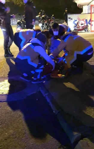 Tartıştığı adamın başında cam şişe kırıp kaçtı