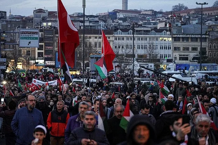 1704169234321.jpeg İstanbul'da tarihi yürüyüş! Dünya basını manşetten duyurdu-3