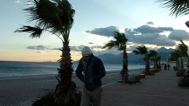 antalya-ve-isparta-icin-firtina-uyarisi-vatandaslara-tedbirli-olun-cagrisi-1636402829102.jpeg