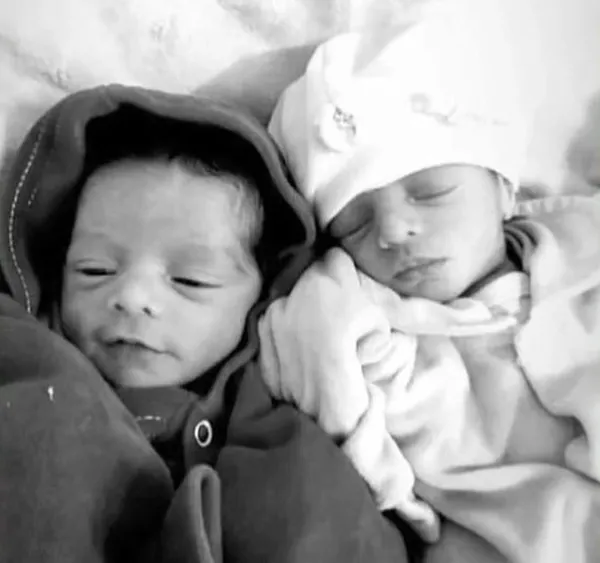 Brezilya’da 26 günlük ikiz bebekleri besledikleri Labrador Brezilya’da 26 günlük ikiz bebekleri besledikleri Labrador