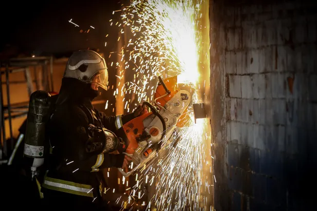 Kumaş deposunda çıkan yangın korkuttu-2