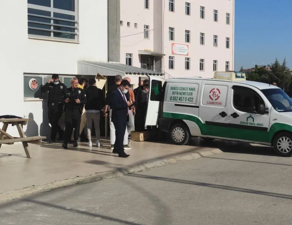 Beden öğretmeni spor salonunda kendisini astı