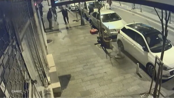 istanbulda-dehset-anlari-doner-bicagiyla-saldiran-genci-tabancayla-vurdu-1617780710962.jpg İstanbul'da dehşet anları! Döner bıçağıyla saldıran genci tabancayla vurdu-4