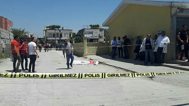 Mersin'de vahşet! Yol ortasında boğazını bıçakla keserek öldürdü-1