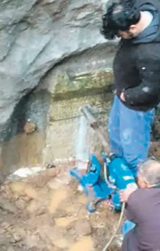 Defineciler 1800 yıllık 'İskender Yazıtı'nı deldi