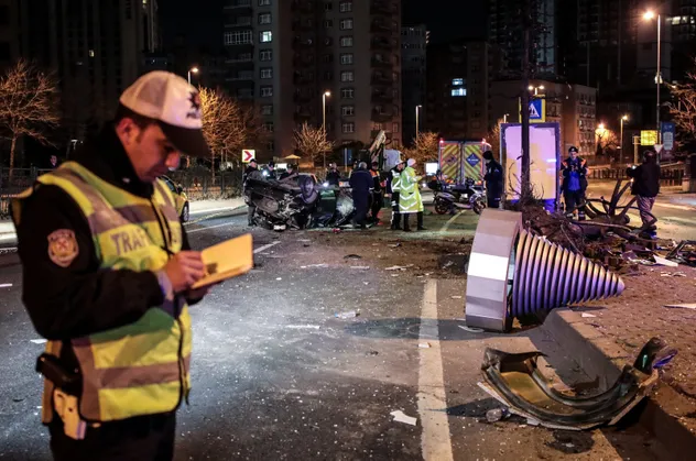 Şişli’de otomobil takla attı: 2 yaralı