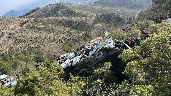 Mersin'de işçi servisi uçuruma yuvarlandı: 3 ölü