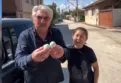 Bursa'da yolunu şaşıran Erdal Özyağcılar'a hayranından "taze folluktan organik mavi yumurta" sürprizi
