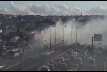 Küçükçekmece'deki metruk binadaki yangın İstanbul trafiğini kilitledi!