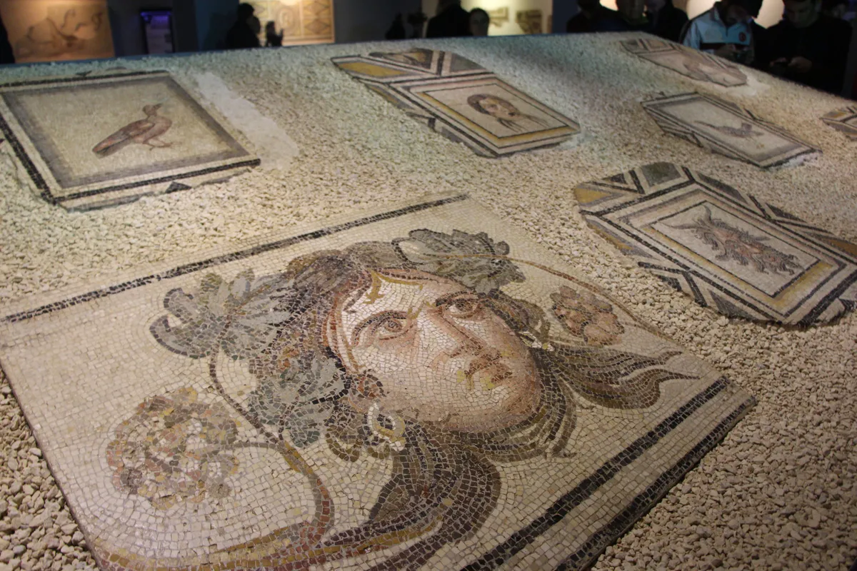 1779694720117.jpg Bakan Ersoy’dan Zeugma müjdesi! “Çingene Kızı” tamamlandı: 13. kayıp parça ABD'den alındı-4