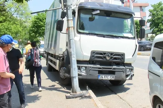 Kadıköy'de kontrolden çıkan kamyon dehşet saçtı! Park halindeki araçlara çarptı