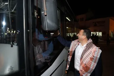 ▶️ Cumhur İttifakı'nın İzmir Belediye Başkan adayı Hamza Dağ ile belediye şoförü arasında renkli görüntüler: "Beraber kazanacağız"
