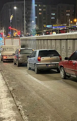 Erzurum'da zincirleme kaza! 9 araç birbirine girdi