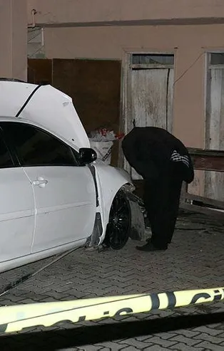 Adana'da park halindeki araca EYP'li saldırı!