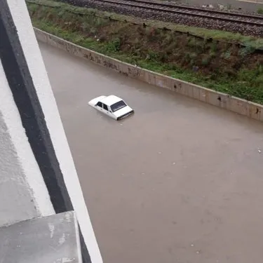 Ankara’yı sel vurdu: Araçlar yollarda kaldı... Vatandaş zor anlar yaşadı