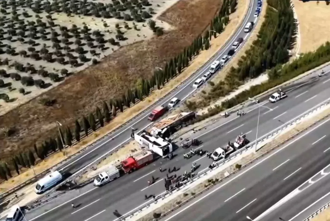 manisanin-akhisar-ilcesinde-tur-otobusu-ile-cekici-kazasi-11-olu-27-yarali-1791715782908.jpg Manisa'nın Akhisar ilçesinde tur otobüsü ile TIR kamyonu kazası-10